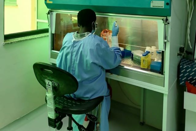 Dr Bridgit Muasa–Priority Zoonotic Diseases Samples tested in CVL Kabete, Nairobi. ©FAO